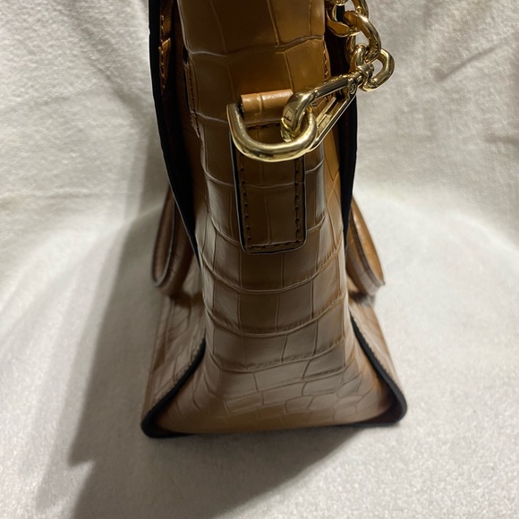 Micheal Kors Hamilton Camel Crossbody Just like new barely used good Condition. - Picture 10 of 11